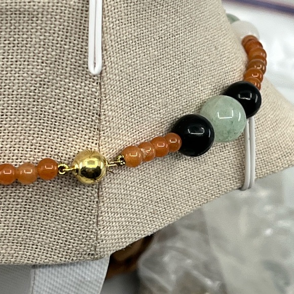Vintage 14K Beaded Necklace Featuring Jade, Carnelian, and White Stones - Picture 6 of 17